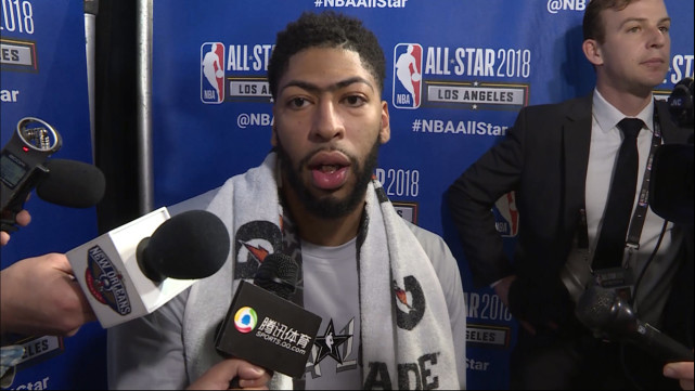 对话浓眉:穿考神球衣是临时决定 他衣服有点儿