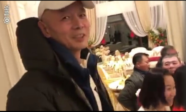 冯小刚卤鸭视频私人起哄,芳华女主被曝光光腿视频舌饭局图片