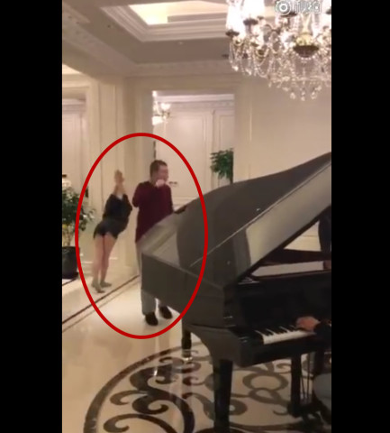 冯小刚私人视频视频曝光,芳华女主被下载光腿起哄从优饭局怎么酷图片
