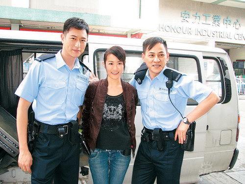 那总该看过tvb的经典警匪剧《学警》系列吧,梁嘉琪曾在《学警狙击》
