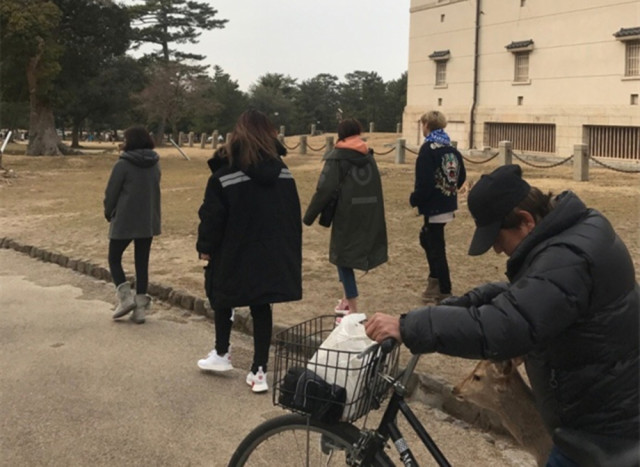 鹿晗关晓彤日本度假频撒狗粮,两人互换衣服穿