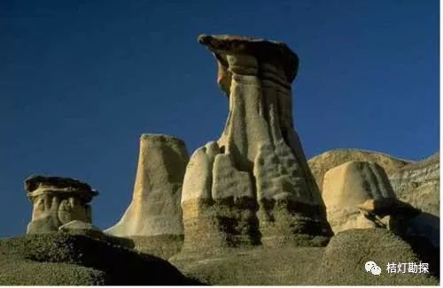风蚀蘑菇风蚀柱:垂直裂隙发育的岩石经长期风蚀,形成柱状.