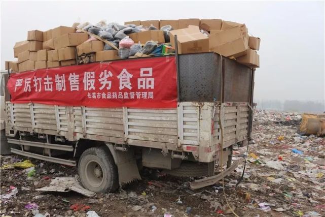 長葛搗毀一個廟會制假窩點 查出幾卡車假冒食品