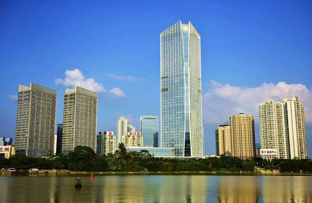 42层的高度,独揽惠州第一高楼美名近7年,成为老城区的标志性建筑物