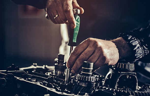 广州男子奔驰车做保养后需要花18万换发动机