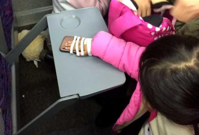 高铁上女童摔倒骨折 宁波医生为她应急救护