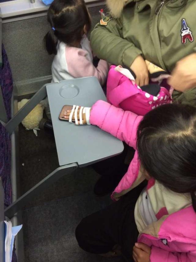 高铁上女童摔倒骨折 宁波医生为她应急救护