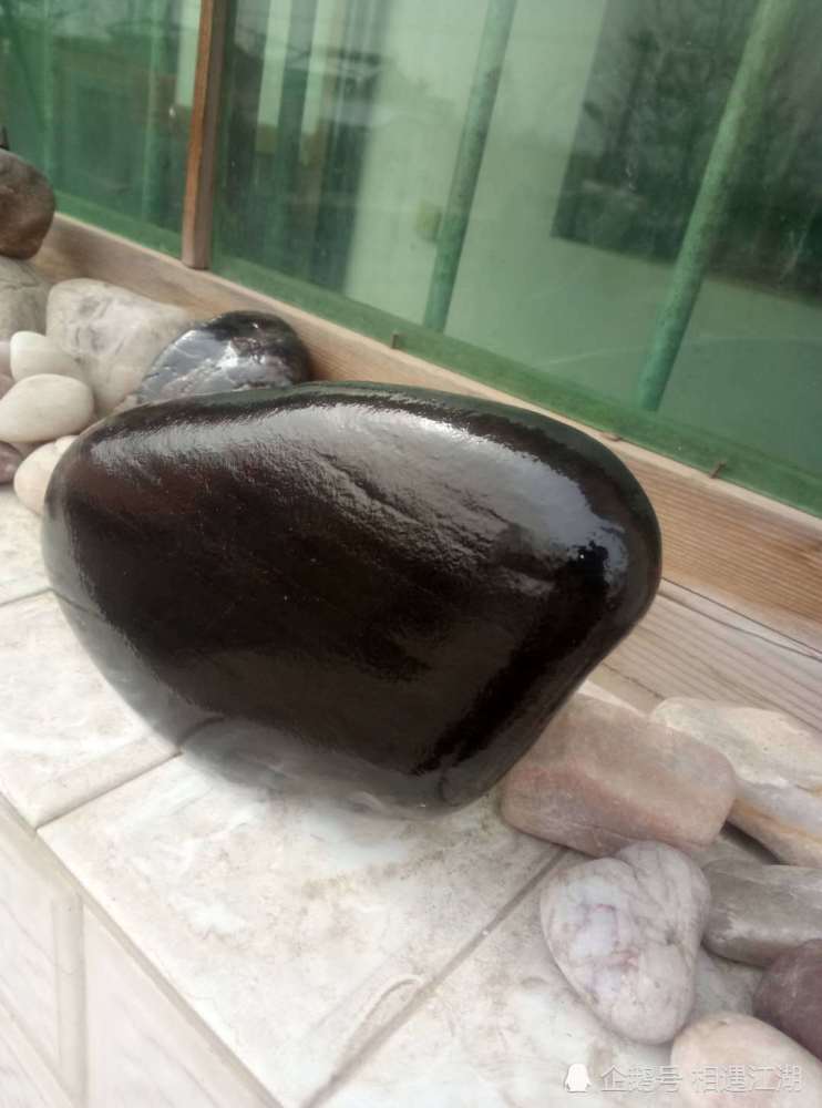 乌金墨玉 产地:渭河 石色:墨黑 石形:多呈块状,片状 石音:略有金属声