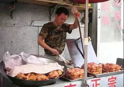 上边写着"铁板鸡架,沈阳风味"的时候,那一刻,我居然流泪了