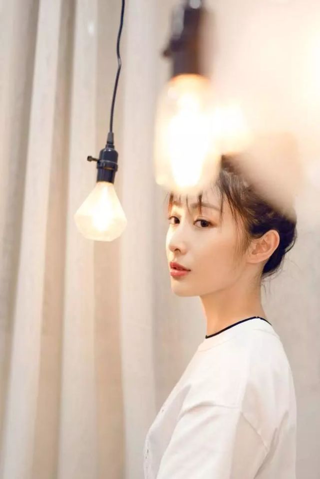 巴黎5场大牌时装展都邀请了这一位90后高智商少女