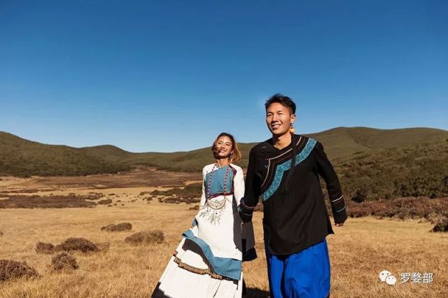 彝族风格婚纱照_彝族婚纱照(2)