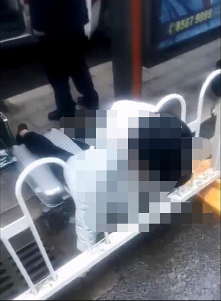 武汉一女青年脖子卡入路边护栏 不幸身亡