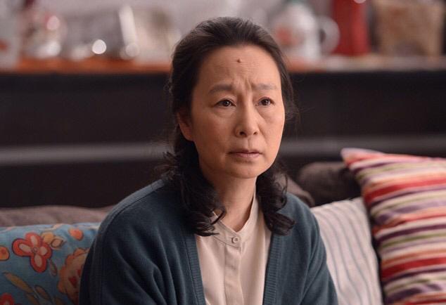 64岁"国民妈妈"奚美娟,39岁产子遭抛弃,如今儿子为她赚足面子