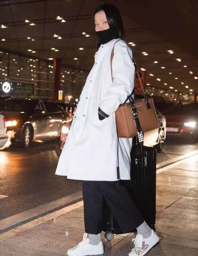 明星时装周机场look大盘点 90后小花钟祺超清新