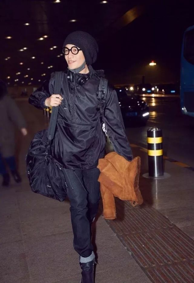 明星时装周机场look大盘点 90后小花钟祺超清新