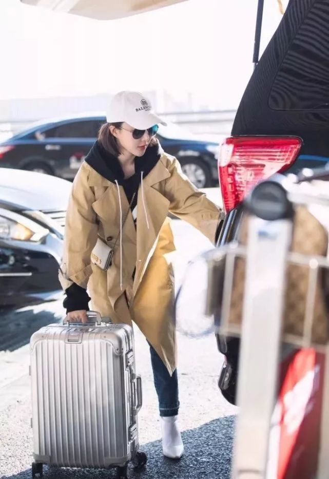 明星时装周机场look大盘点 90后小花钟祺超清新