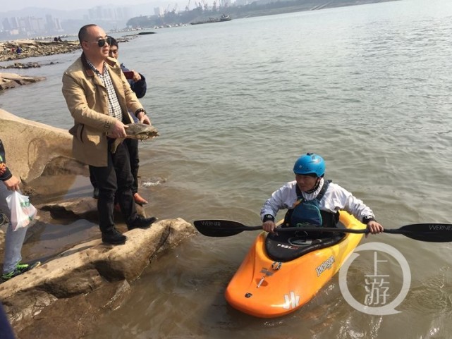 男子钓起30斤大甲鱼 游人千元购买就地放生