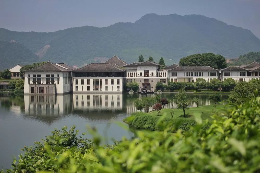 富春山居度假村是 杭州三大顶级度假酒店之一,位置正好是黄公望晚年