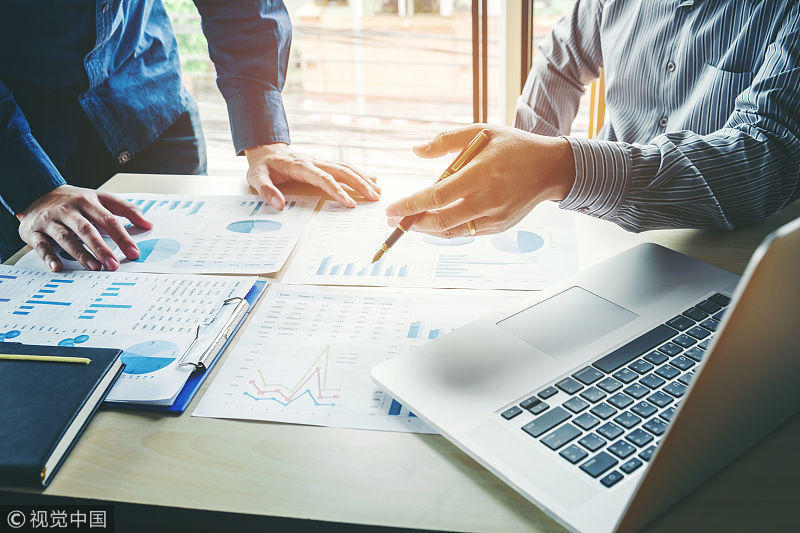 贷款买房,就是你向银行借钱来买房,一旦大跌,或