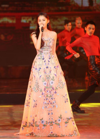 关晓彤与赵丽颖同穿仙女礼服,相差10岁,网友:一个似大妈,一个如少女