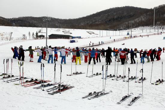 全国滑雪指导员技能展示开办 全民健身进入冰
