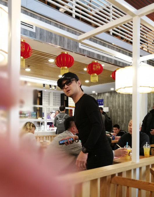 路人捕获汪峰私底下吃饭的画面 很爱戴帽子