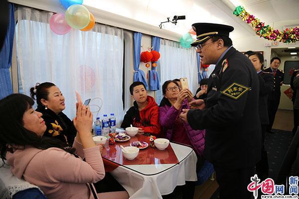 图为列车长王可为旅客送祝福.中国网实习记者 许志玉?摄