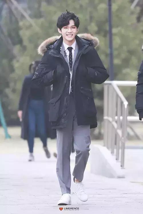 蔡徐坤眼影唇膏&朱正廷化妆包，练习生们的面膜我们都扒出来了