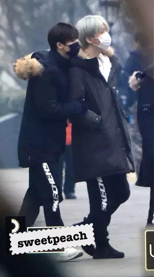 蔡徐坤眼影唇膏&朱正廷化妆包，练习生们的面膜我们都扒出来了