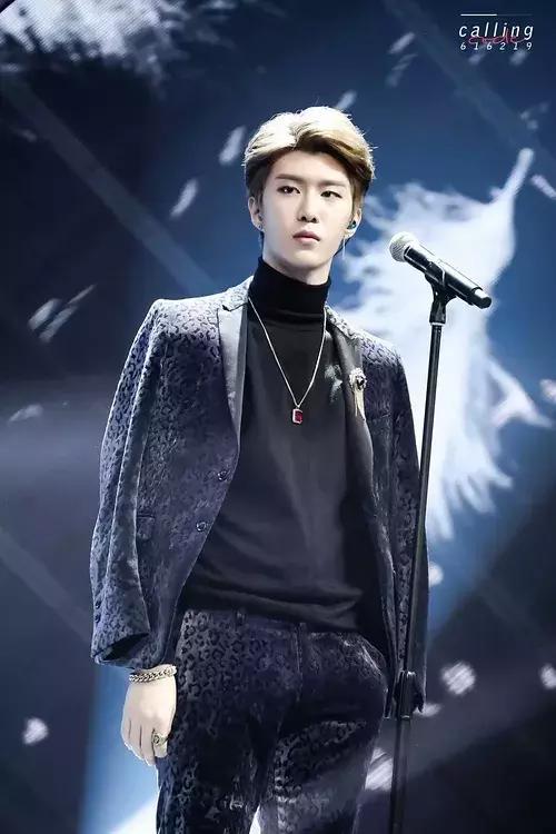 蔡徐坤眼影唇膏&朱正廷化妆包，练习生们的面膜我们都扒出来了