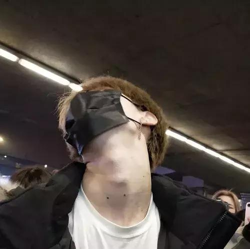 蔡徐坤眼影唇膏&朱正廷化妆包，练习生们的面膜我们都扒出来了