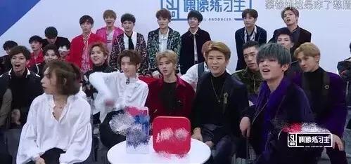 蔡徐坤眼影唇膏&朱正廷化妆包，练习生们的面膜我们都扒出来了