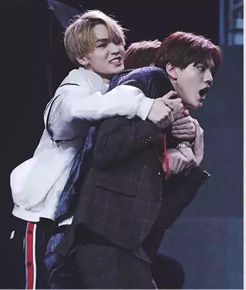 蔡徐坤眼影唇膏&朱正廷化妆包，练习生们的面膜我们都扒出来了