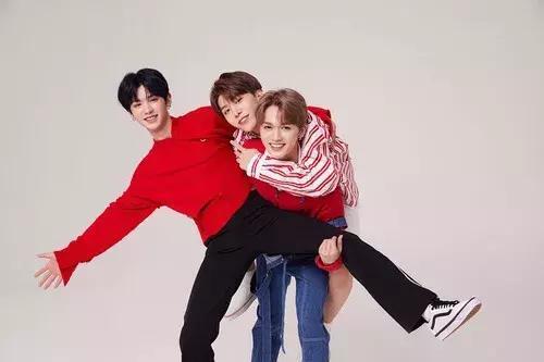 蔡徐坤眼影唇膏&朱正廷化妆包，练习生们的面膜我们都扒出来了