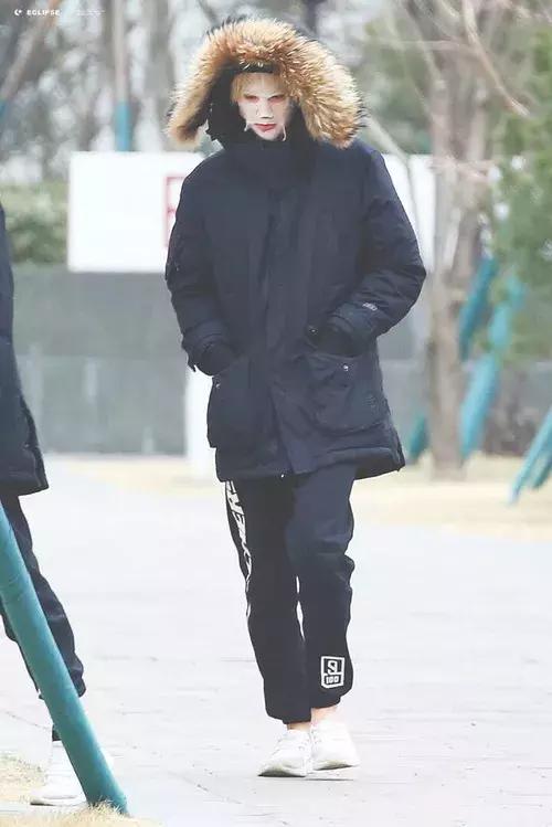 蔡徐坤眼影唇膏&朱正廷化妆包，练习生们的面膜我们都扒出来了