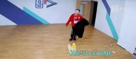 蔡徐坤眼影唇膏&朱正廷化妆包，练习生们的面膜我们都扒出来了