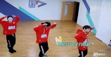 蔡徐坤眼影唇膏&朱正廷化妆包，练习生们的面膜我们都扒出来了