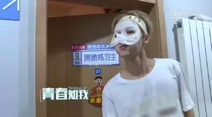 蔡徐坤眼影唇膏&朱正廷化妆包，练习生们的面膜我们都扒出来了