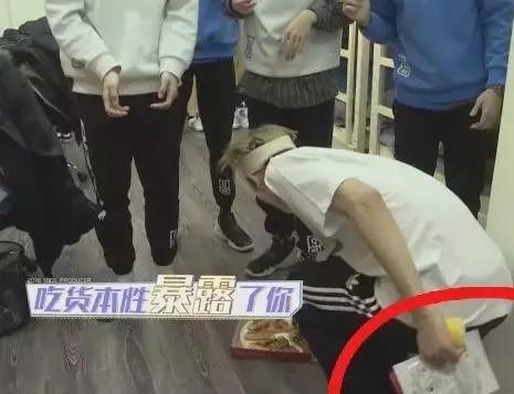 蔡徐坤眼影唇膏&朱正廷化妆包，练习生们的面膜我们都扒出来了