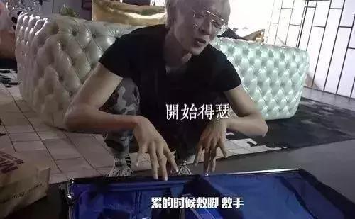 蔡徐坤眼影唇膏&朱正廷化妆包，练习生们的面膜我们都扒出来了