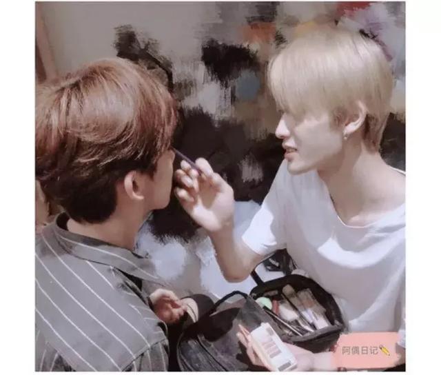 蔡徐坤眼影唇膏&朱正廷化妆包，练习生们的面膜我们都扒出来了