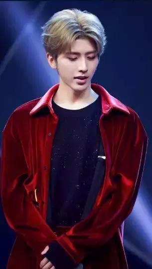 蔡徐坤眼影唇膏&朱正廷化妆包，练习生们的面膜我们都扒出来了