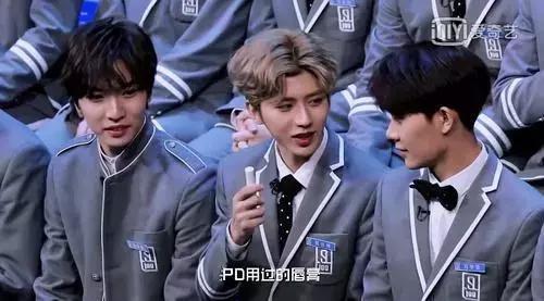 蔡徐坤眼影唇膏&朱正廷化妆包，练习生们的面膜我们都扒出来了