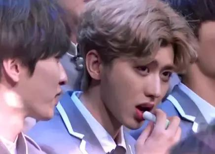 蔡徐坤眼影唇膏&朱正廷化妆包,练习生们的面