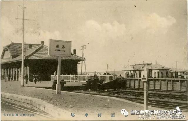 客车在昌图翻进路边沟!