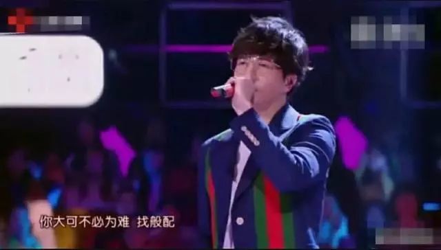 薛之谦坐在观众席唱歌 旁边女粉丝的表情抢镜了