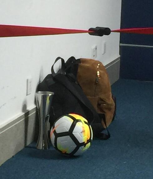 比大四喜还难?为珍藏比赛用球 高拉特和亚足联