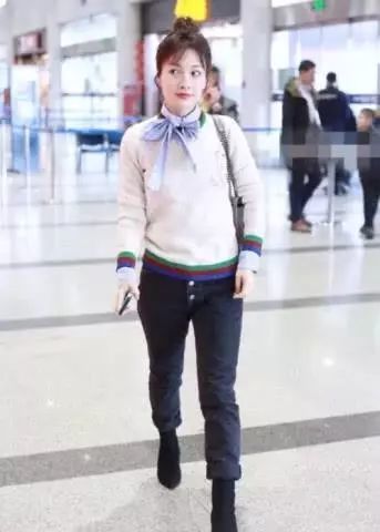 吴昕踮着脚走机场,镜头拉近距离才发现是这样得
