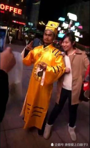 神似林正英男子街头摆道士造型:向"僵尸道长"九叔致敬!