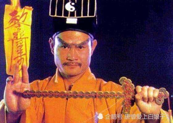 神似林正英男子街头摆道士造型:向"僵尸道长"九叔致敬!